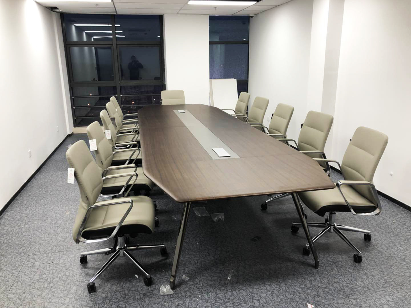南(nan)京柯(ke)菲平(ping)製(zhi)藥公司(si)辦公(gong)傢具(ju)之會(hui)議槕(zhuo)