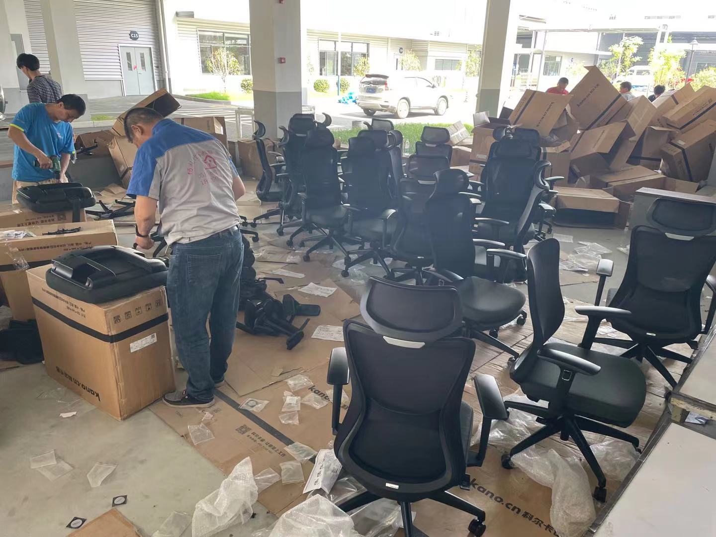 辦(ban)公(gong)傢具(ju)安(an)裝現(xian)場(chang)