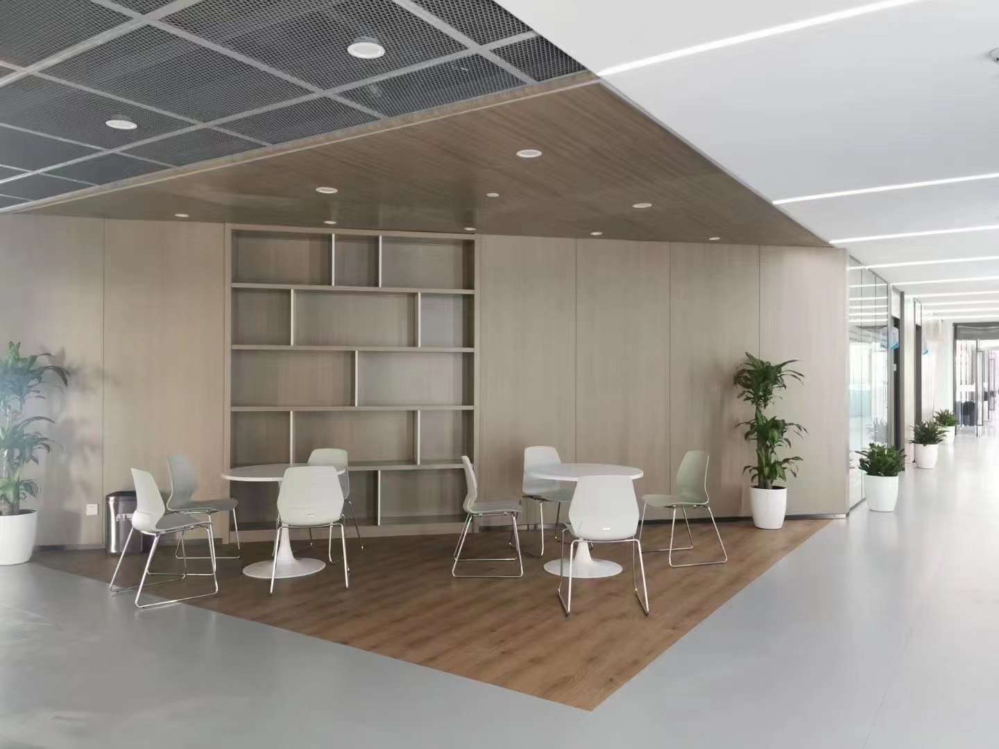 辦公(gong)傢具工程案例之洽(qia)談(tan)區