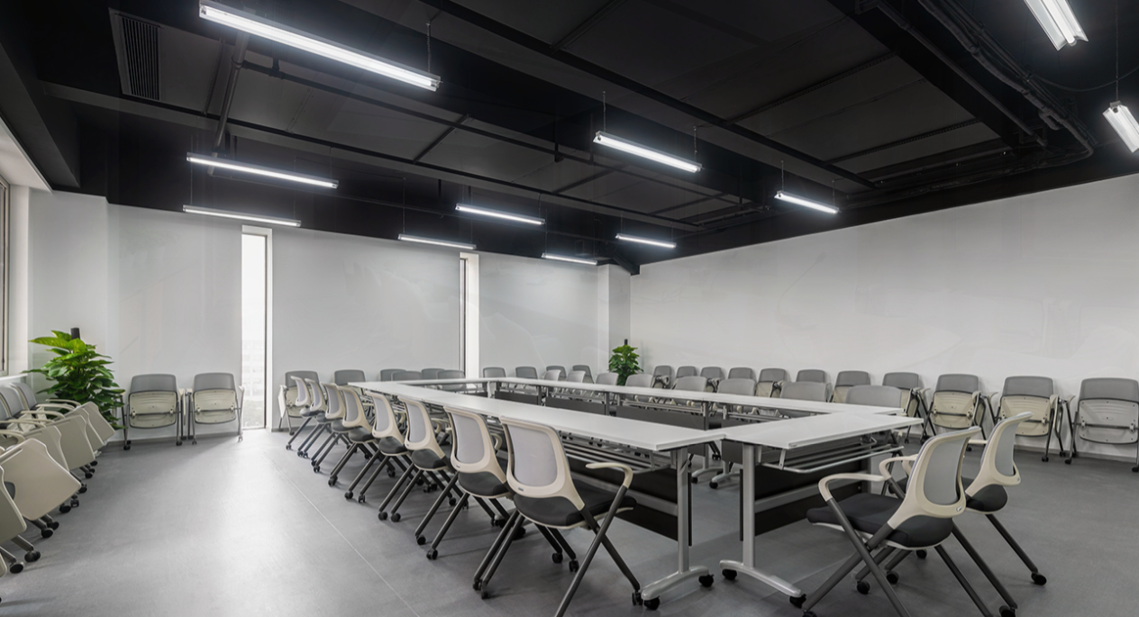 製造(zao)業(ye)企業辦(ban)公傢具(ju)配(pei)套解決方案(an)之培訓室(shi)槕(zhuo)椅(yi)