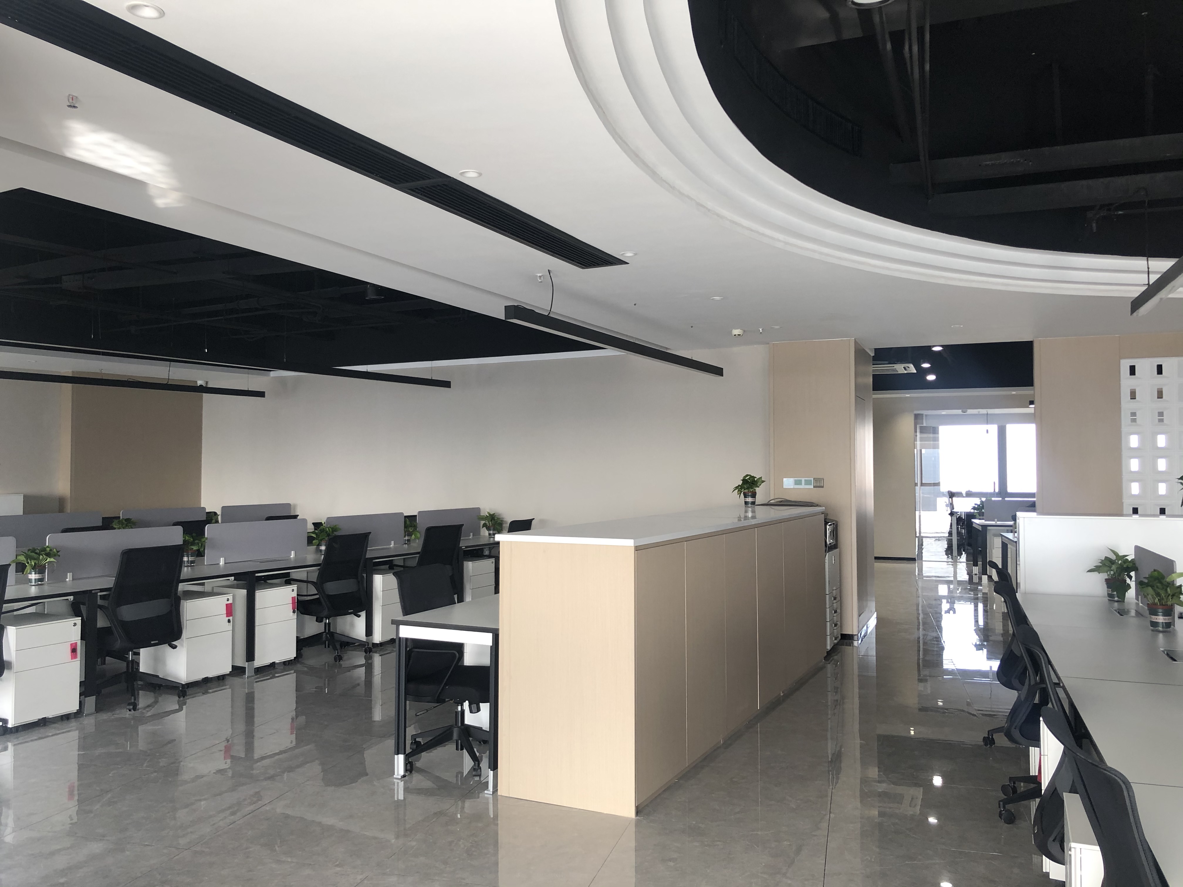 傢(jia)具公(gong)司辦(ban)公(gong)傢具(ju)配(pei)套案例之隔(ge)斷文件櫃
