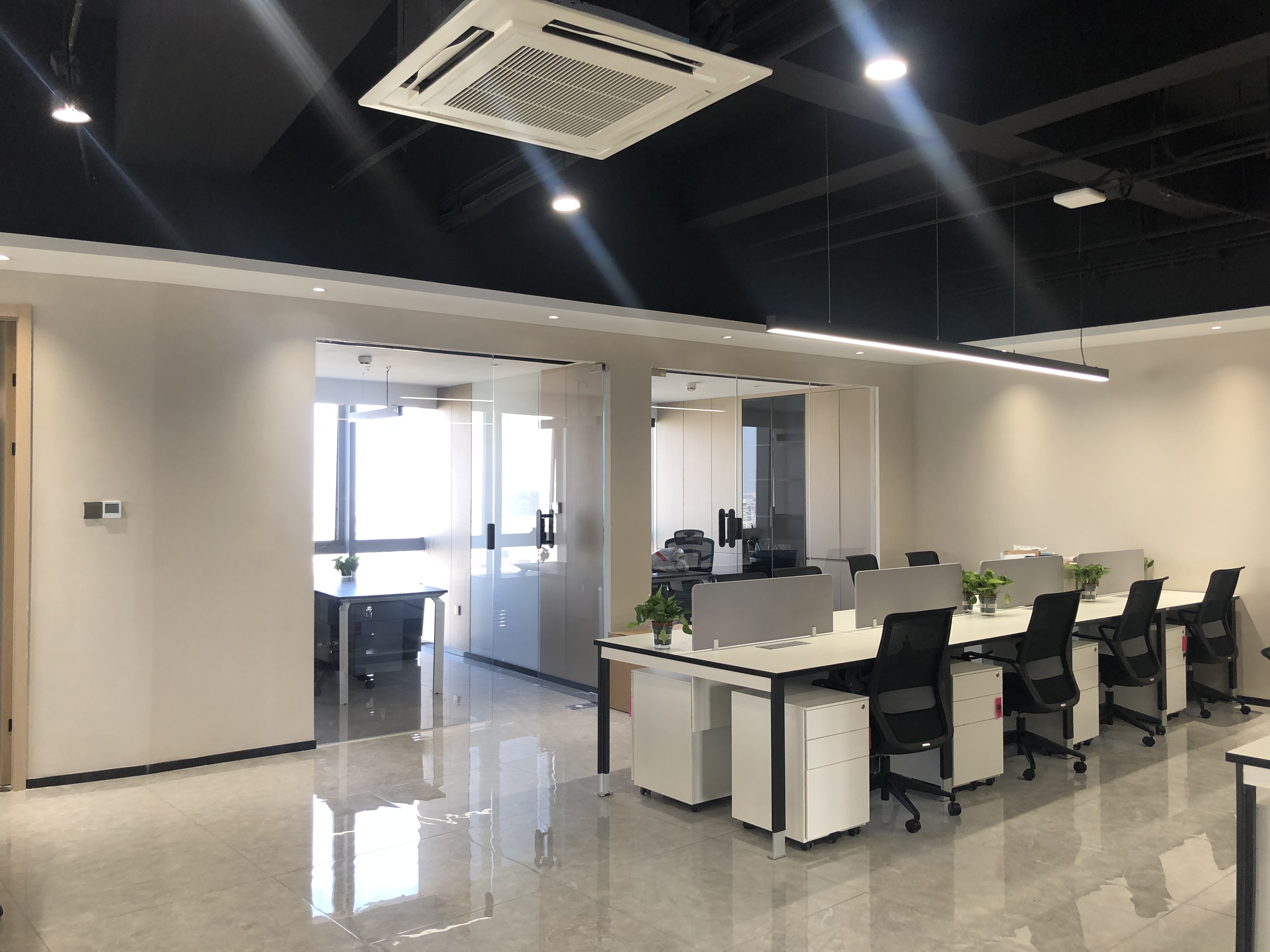 傢(jia)具公(gong)司(si)辦公傢具(ju)配(pei)套案(an)例(li)之辦(ban)公室傢具